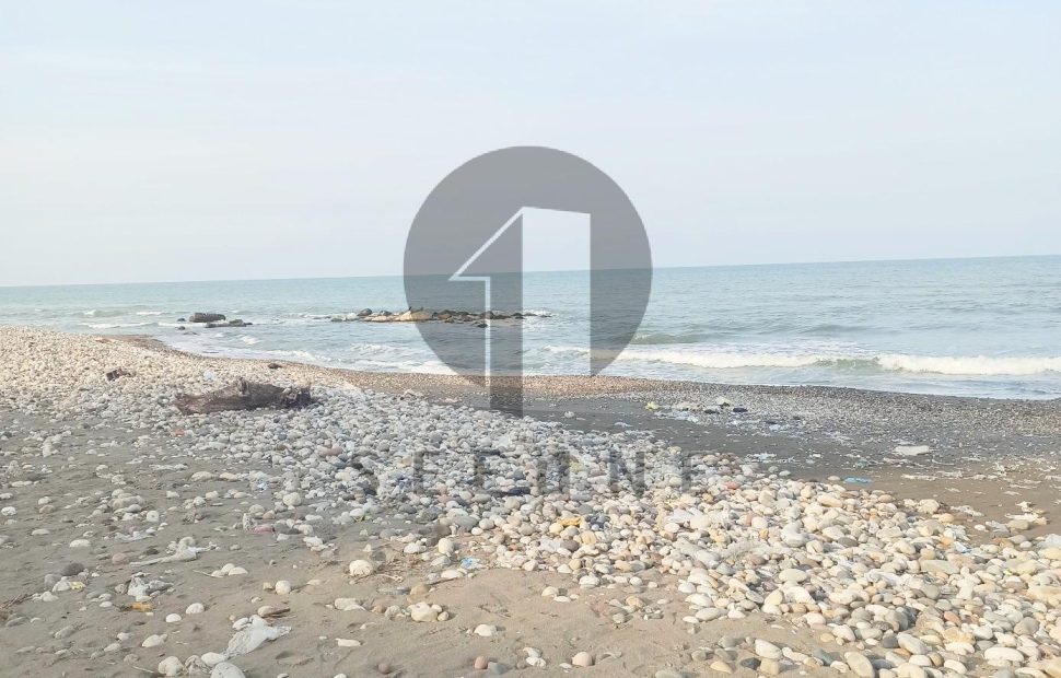 زمین ساحلی جاده به دریا در چلک نوشهر